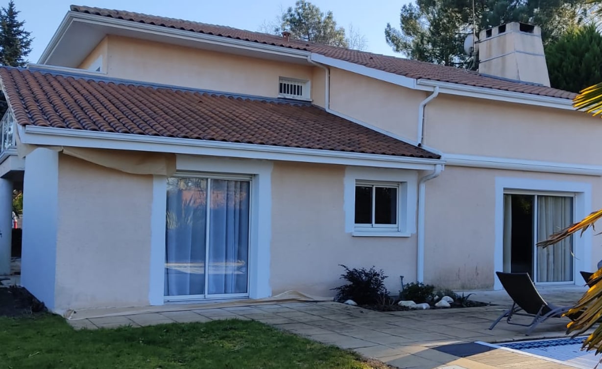 Avant le ravalement de la façade avec des algues rouges à Pessac