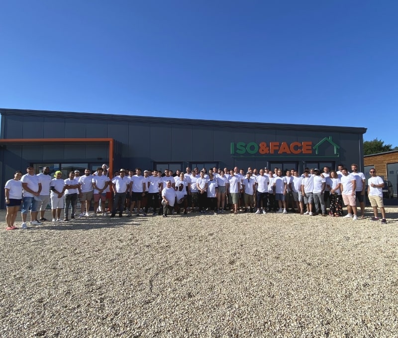 Photo de l'ensemble de l'équipe ISO&FACE 2022-2023 devant les locaux de l'entreprise