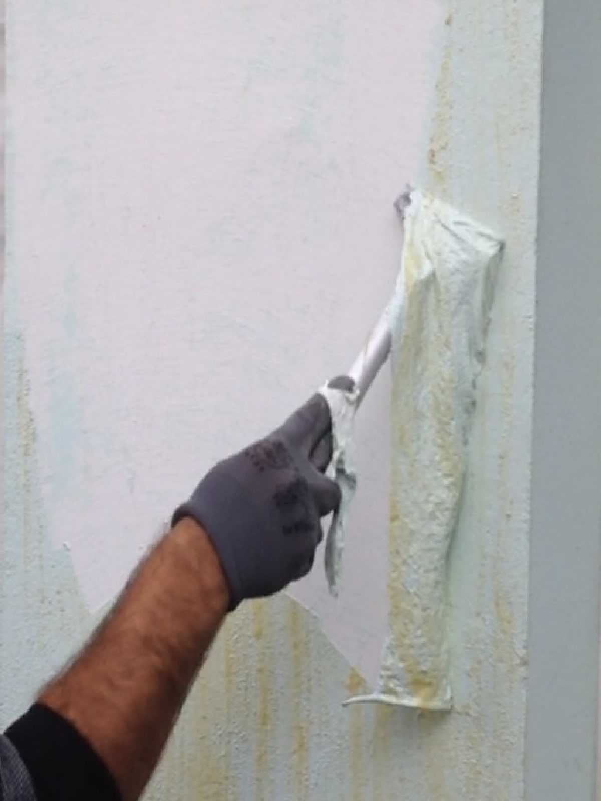 Décapage de la peinture extérieure de façade en cours