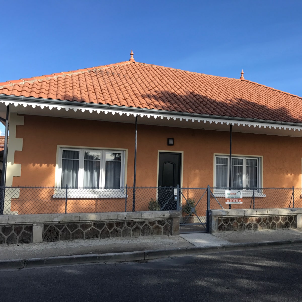 Ravalement de façade finition enduit coloré orange sur cette maison