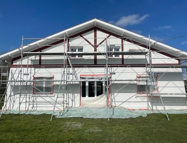 Photo chantier en cours ravalement de façade à Gastes dans les Landes avec ajout de modénature